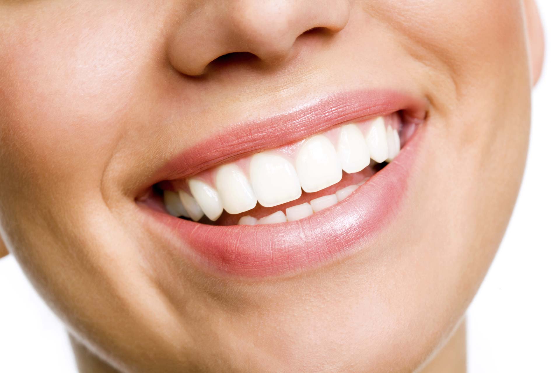 Dents irrégulières: 3 techniques pour retrouver le sourire