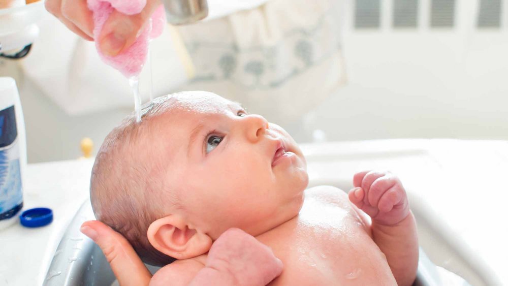 1er bain de bébé: comment bien le préparer ?